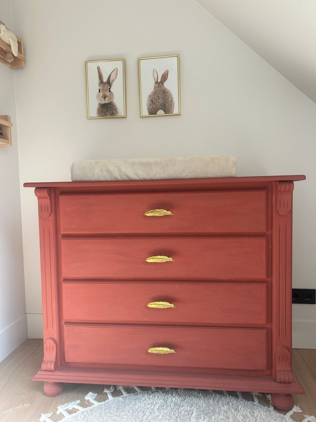 Commode ladekast in terracotta kleur met gouden handgrepen, Ophalen, Gebruikt