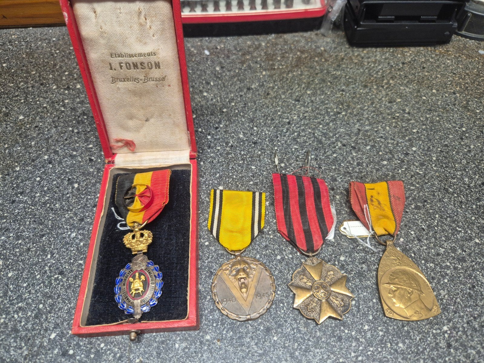 Koopje, 4x Medaille    ( incl verz ), Verzamelen, Militaria | Tweede Wereldoorlog, Ophalen of Verzenden, Nederland, Lintje, Medaille of Wings