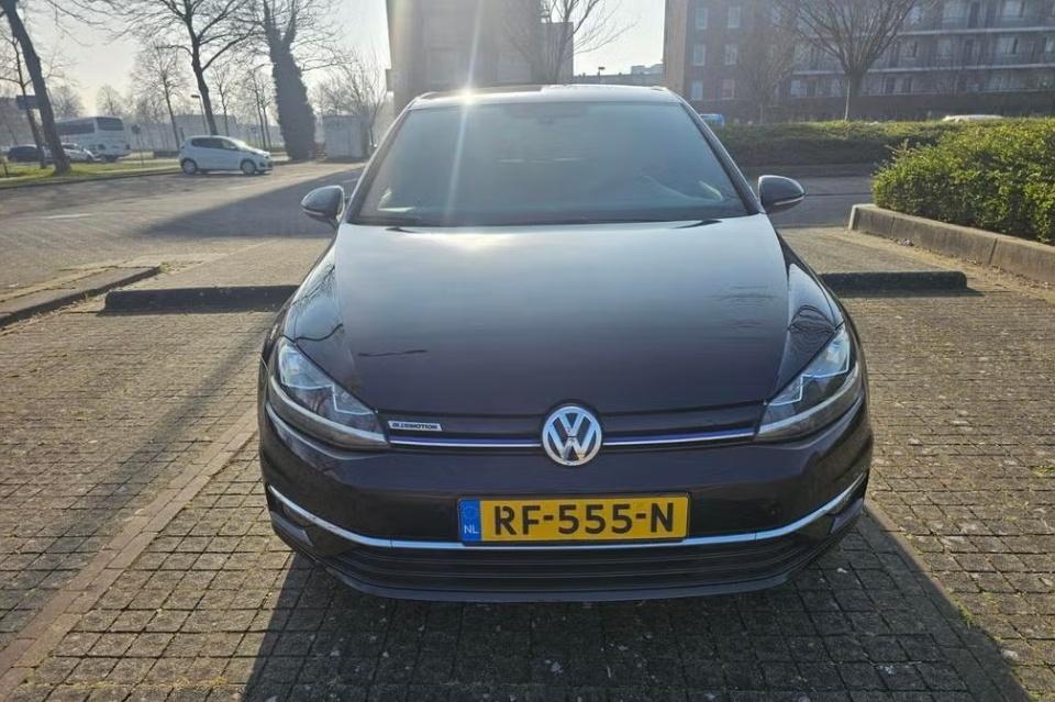 VW Golf 7.5 Highline 1.5 DSG Leder Virtual Cockpit Ambient L, 1498 cc, 4 cilinders, Zwart, 650 kg