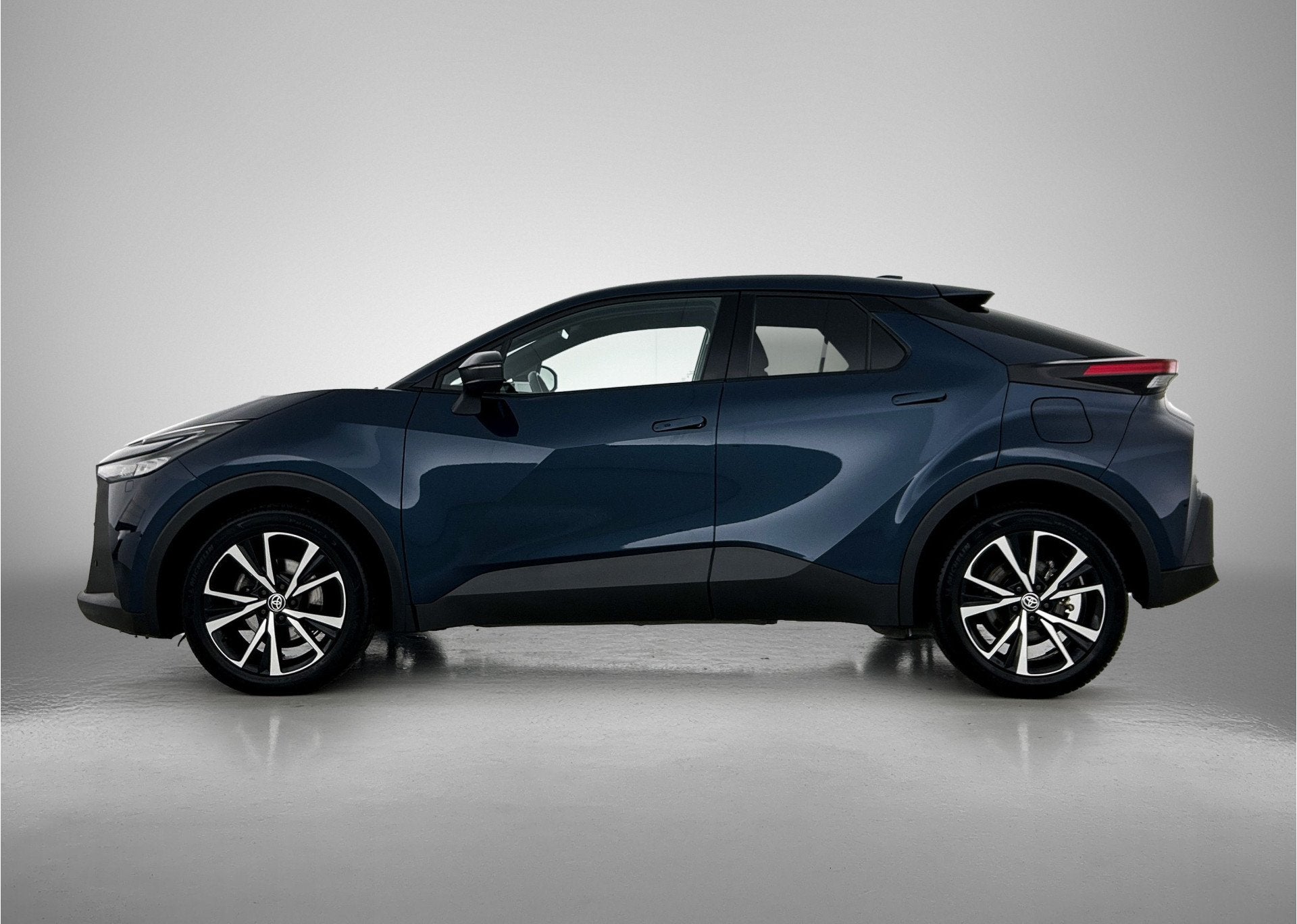 Toyota C-HR 1.8 Hybrid 140 Dynamic | Stoel + Stuurverwarming, Stof, 4 cilinders, Blauw, 122 pk
