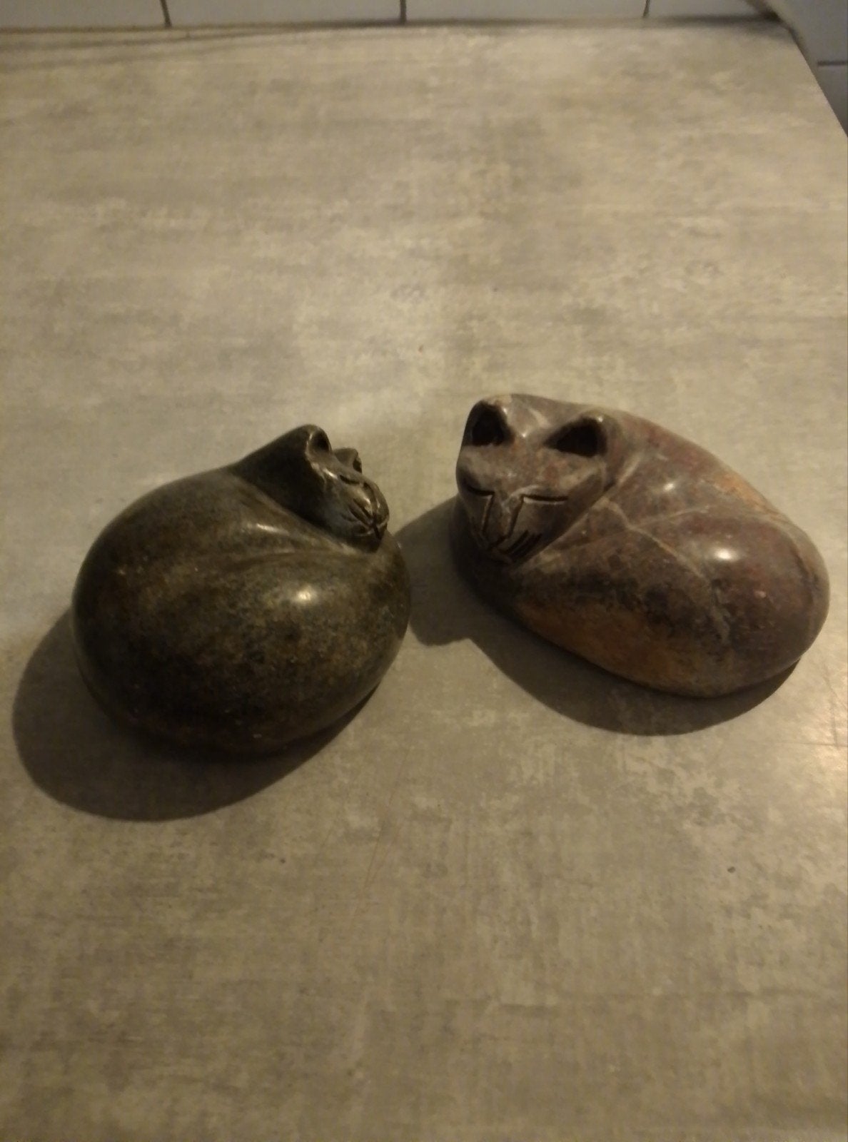 Twee handgemaakte stenen kattenbeelden uit Zimbabwe, Antiek en Kunst, Minder dan 20 cm, Ophalen of Verzenden, Zoogdier, Steen of Keramiek