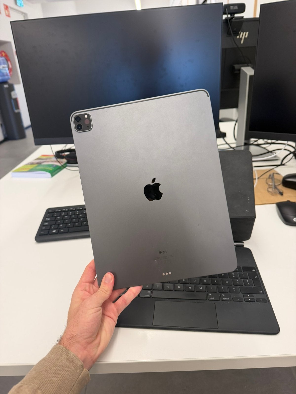 iPad Pro 12.9-inch 5th Gen 256GB + Apple Magic Keyboard, Computers en Software, Ophalen, Apple iPad, 12 inch, Zo goed als nieuw