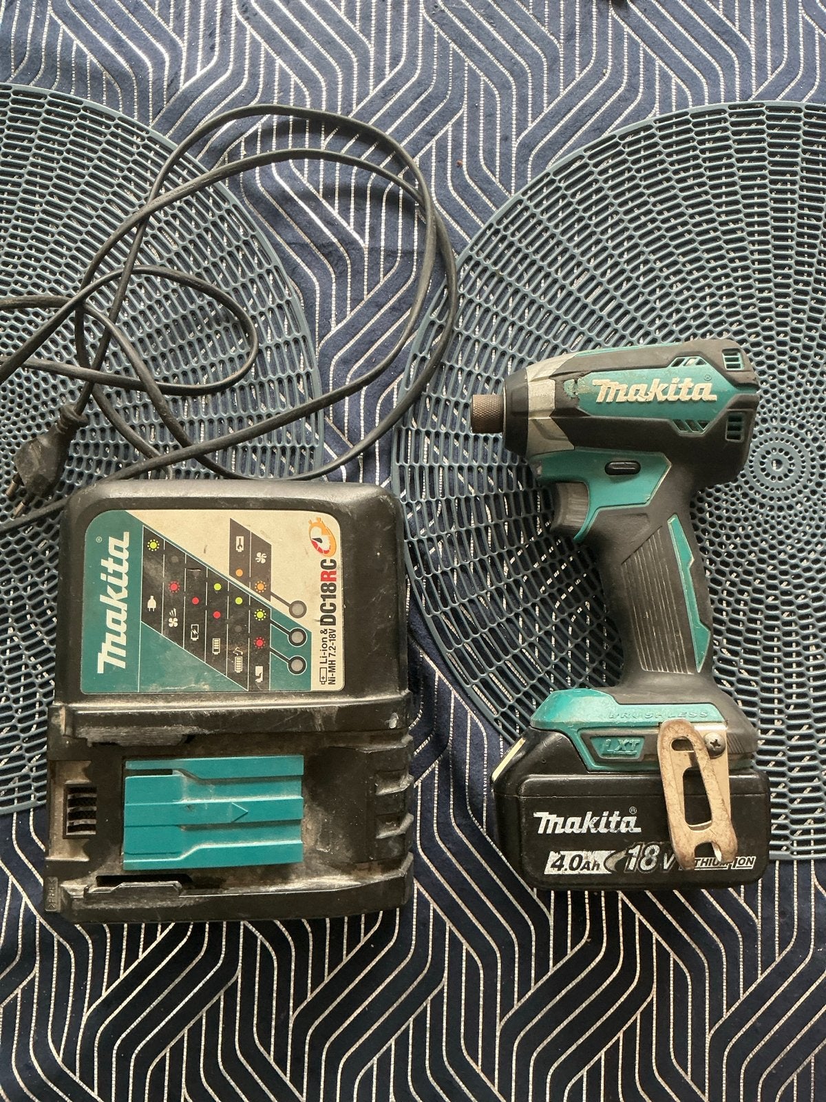 Makita DTD153 slagschroevendraaier met lader en accu, Ophalen, Variabele snelheid, Boor- en Schroefmachine, Gebruikt
