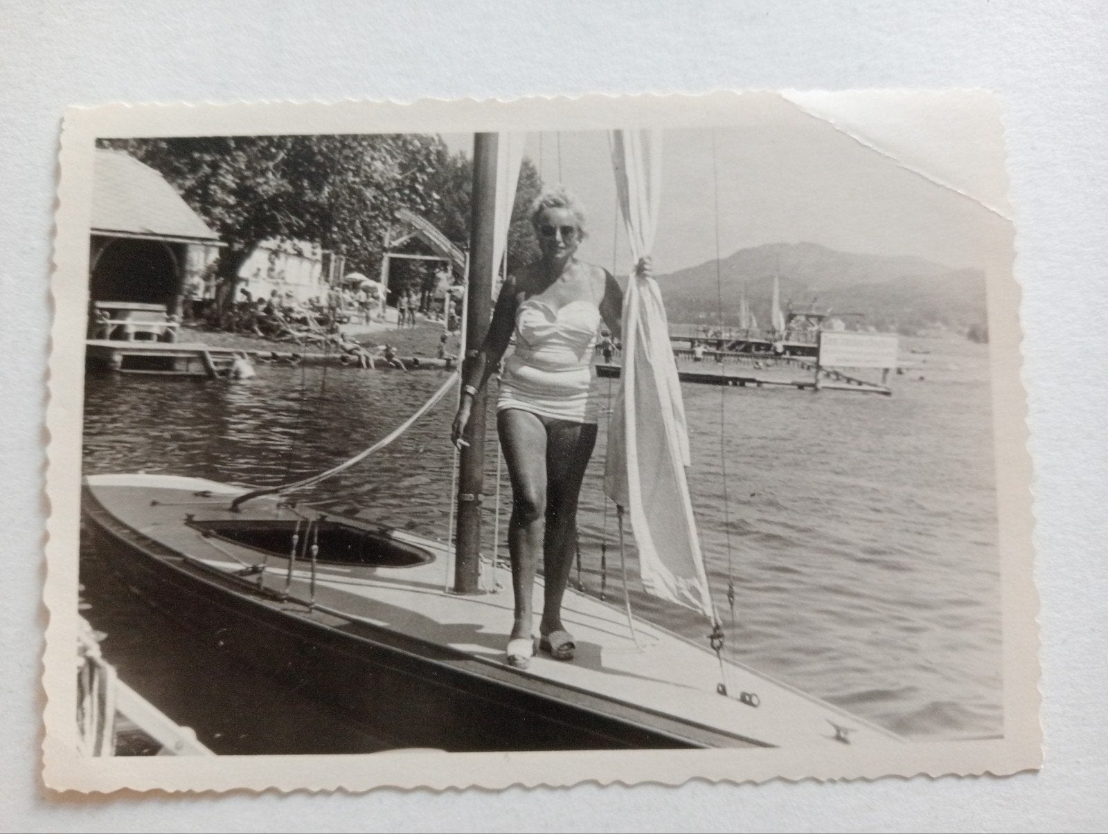 Vrouw in badpak op een zeilbootje jaren 50-60, Verzamelen, Ophalen of Verzenden, 1940 tot 1960, Gebruikt