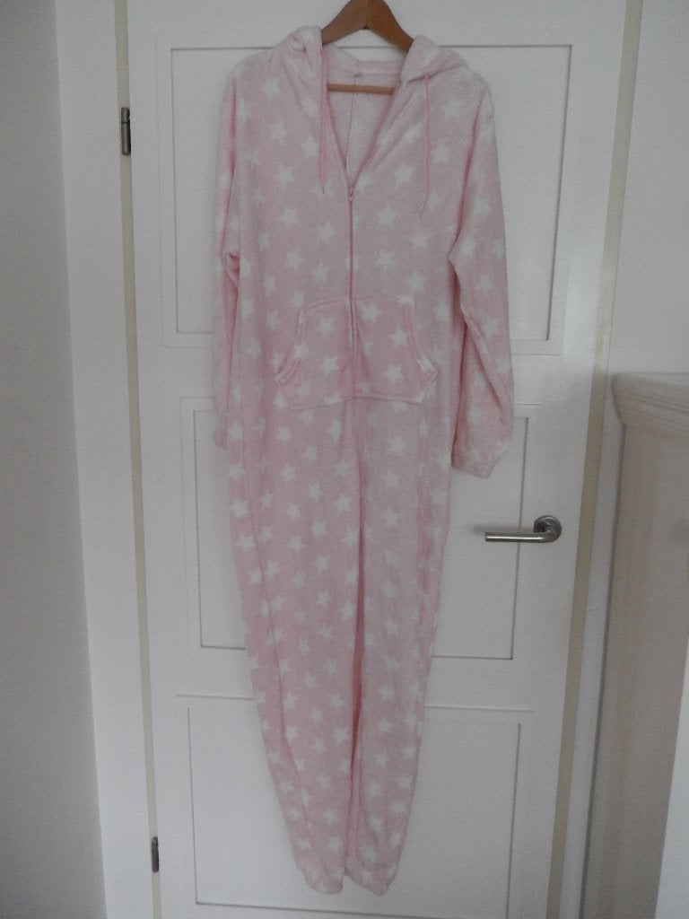 * Nieuw Roze onesie / huispak met witte sterren maat L/XL *, Kleding | Dames, Ophalen of Verzenden, Nieuw, Maat 42/44 (L), Roze