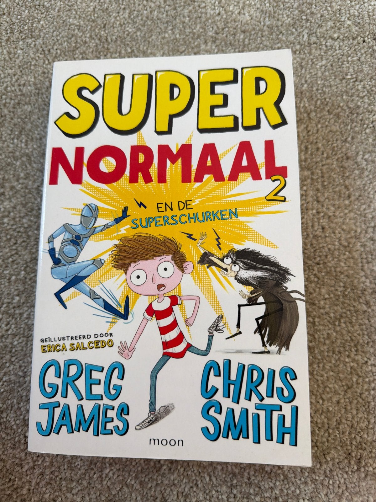 Super Normaal 2 en de Superschurken - Greg James & Chris Smi, Ophalen of Verzenden, Zo goed als nieuw, Fictie algemeen