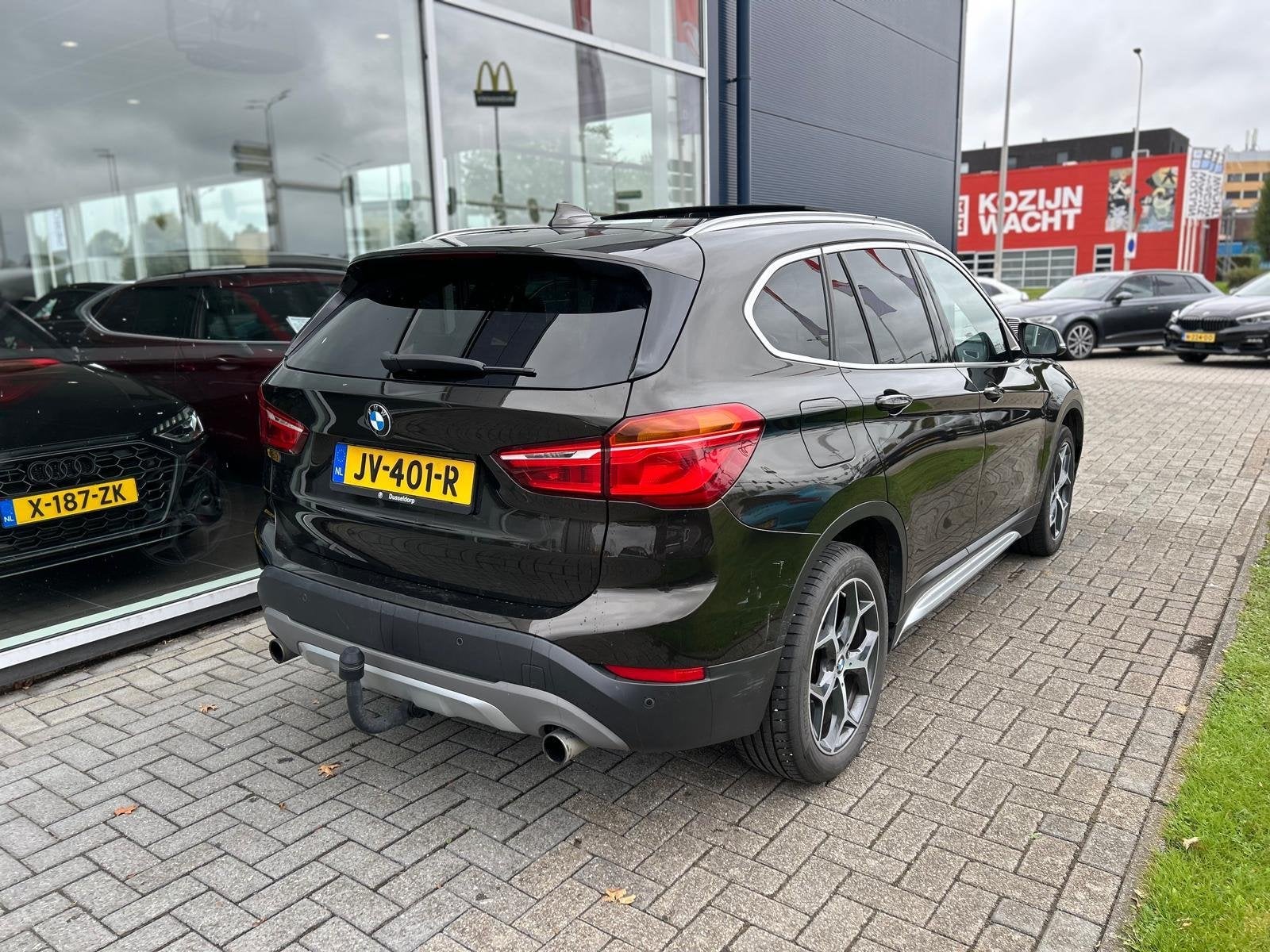 BMW X1 sDrive20i Centennial High Executive PANO|TREKHAAK|LED, 1998 cc, Euro 6, Bruin, SUV of Terreinwagen