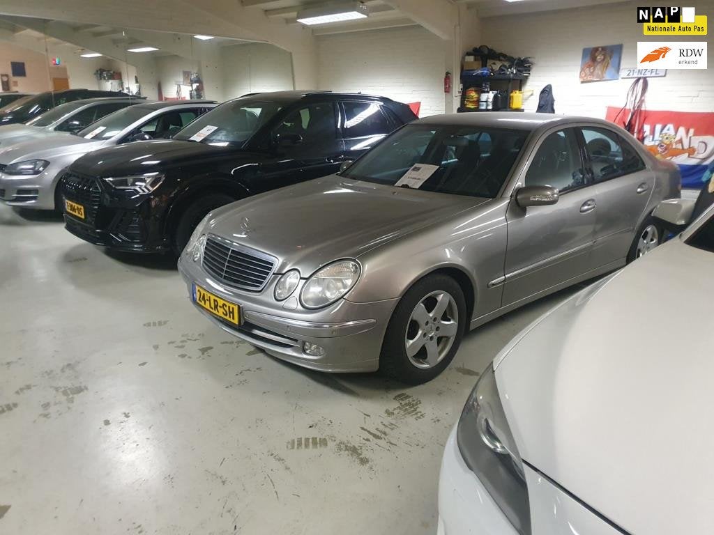 Mercedes-Benz E-klasse 200 Komp Avantg Automaat youngtimer, Automaat, Achterwielaandrijving, Gebruikt, Zwart