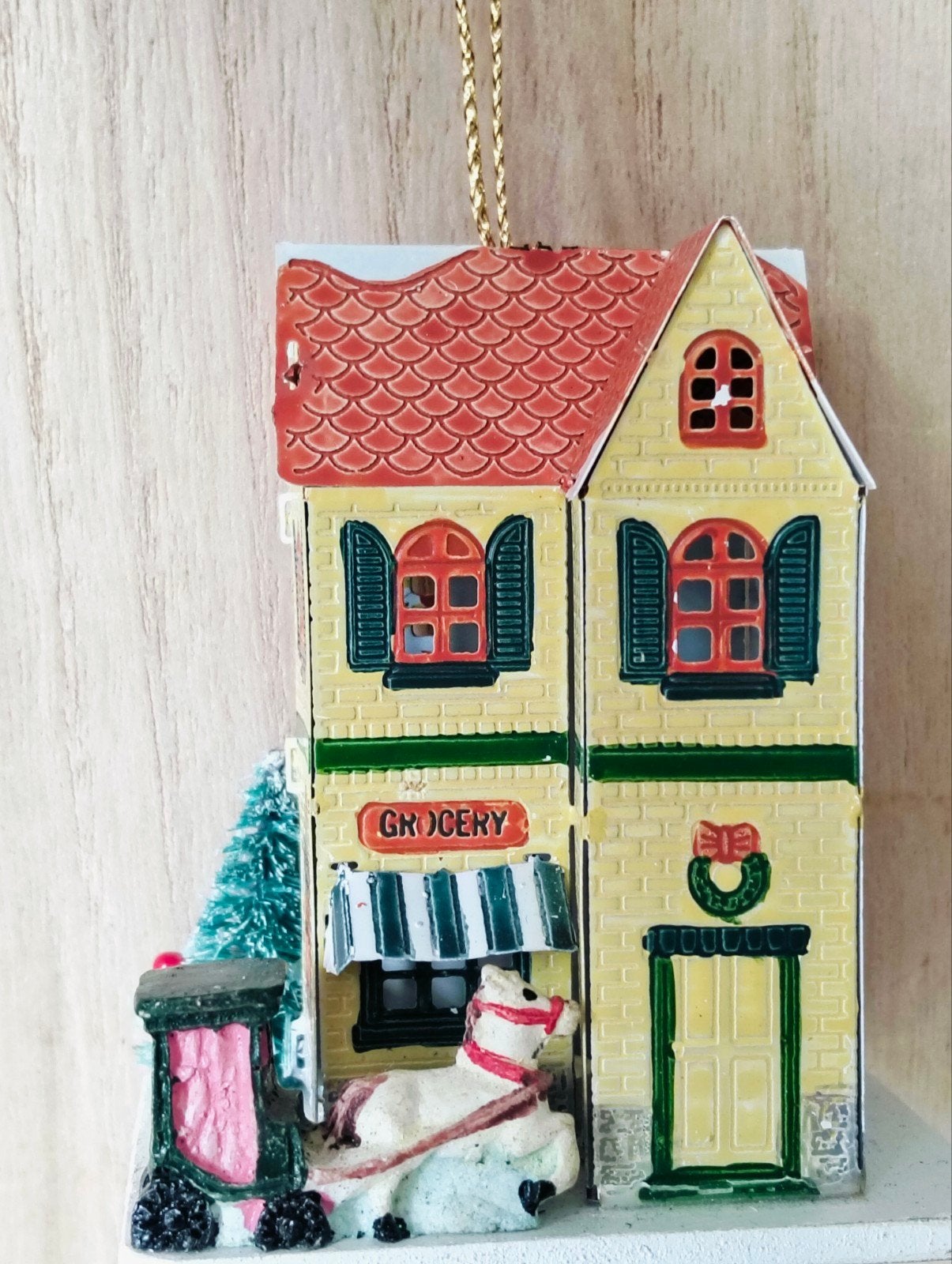 vintage kerstversiering metalen kersthuisje - Tin Litho, Diversen, Kerst, Ophalen of Verzenden, Gebruikt