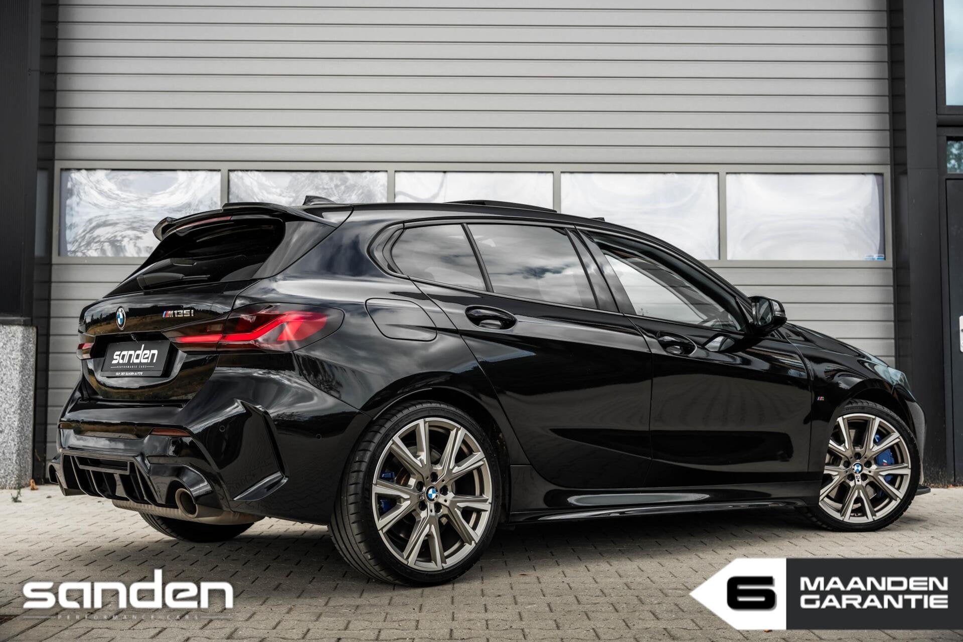 BMW 1-serie M135i xDrive M Sport|Pano|H/K|Sportstoel|HUD|LED, Auto's, 1998 cc, 4 cilinders, Zwart, Bedrijf