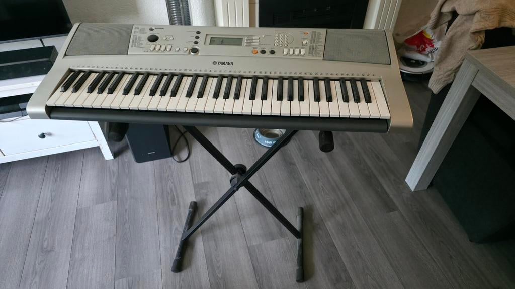 Yamaha PSR-E313 Keyboard met, Muziek en Instrumenten, Keyboards, Ophalen, Yamaha, Met standaard, 61 toetsen