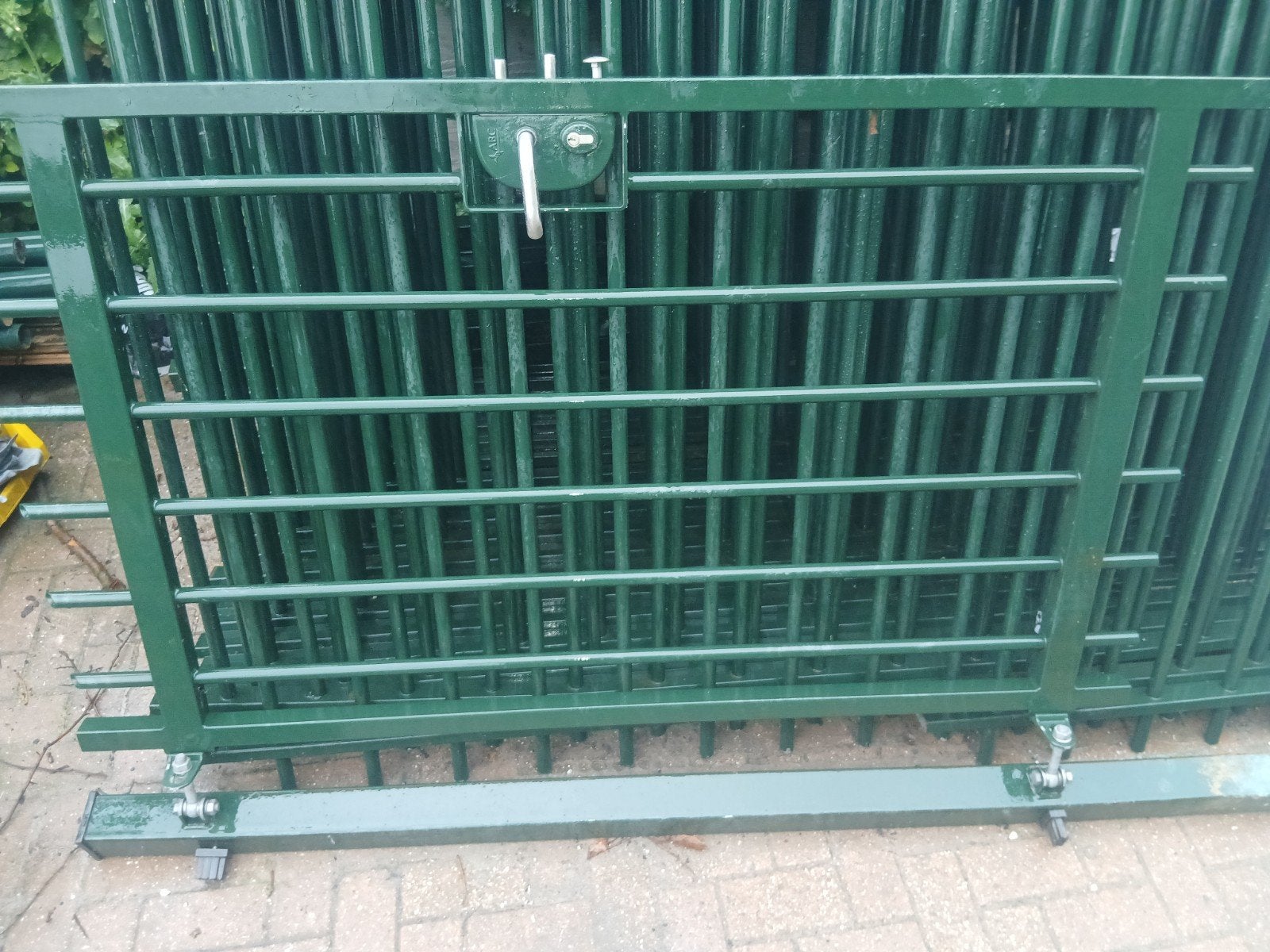 Spijlenhekwerk doorlopend kleur:groen ral6009, Tuin en Terras, Met poort, Zo goed als nieuw, IJzer, Spijlenhekwerk