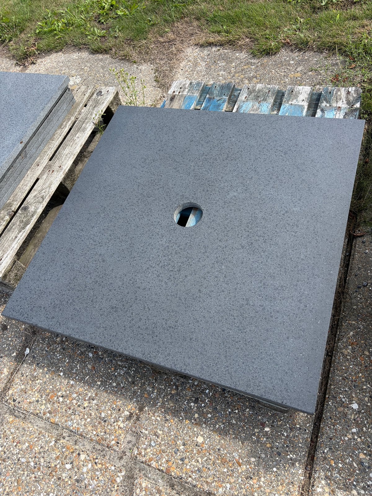 Tegel 100x100x3 basalt gezoet., Tuin en Terras, Ophalen, Zo goed als nieuw, Natuursteen, Terrastegels
