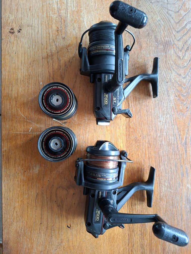 2 Shimano Baitrunner GT 3500 met reservespoelen, Ophalen of Verzenden, Gebruikt, Molen