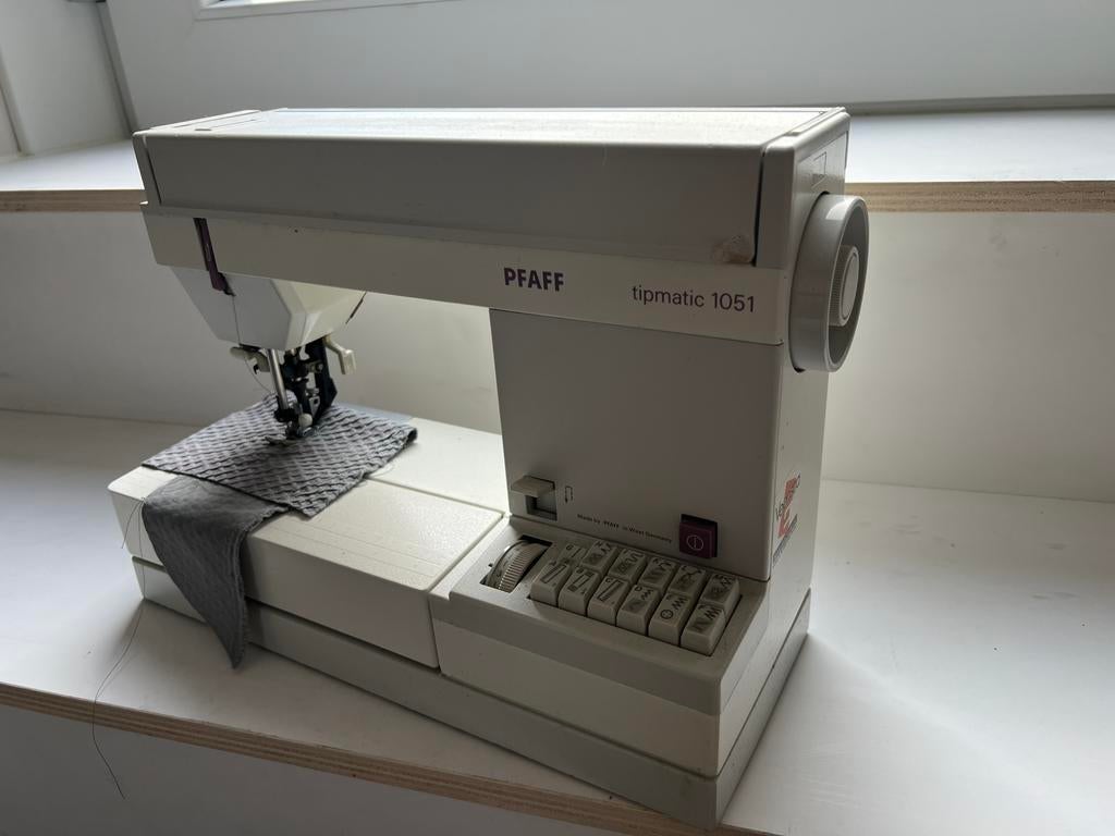 Pfaff tipmatic 1051 €250,-, Hobby en Vrije tijd, Naaimachines en Toebehoren, Ophalen, Zo goed als nieuw, Naaimachine, Pfaff