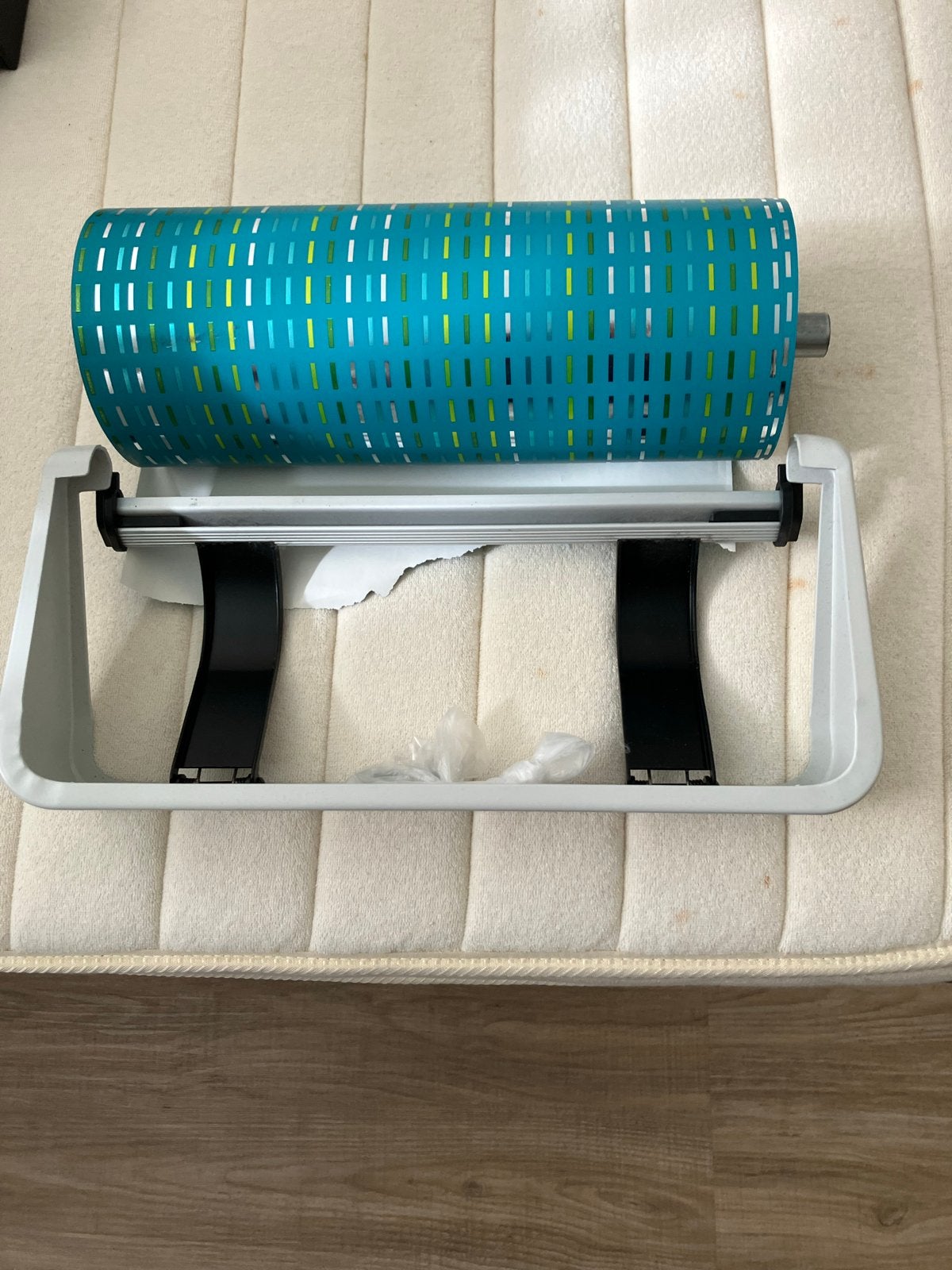 Cadeaupapier houder met papierrol 30 cm breed, Ophalen, Zo goed als nieuw