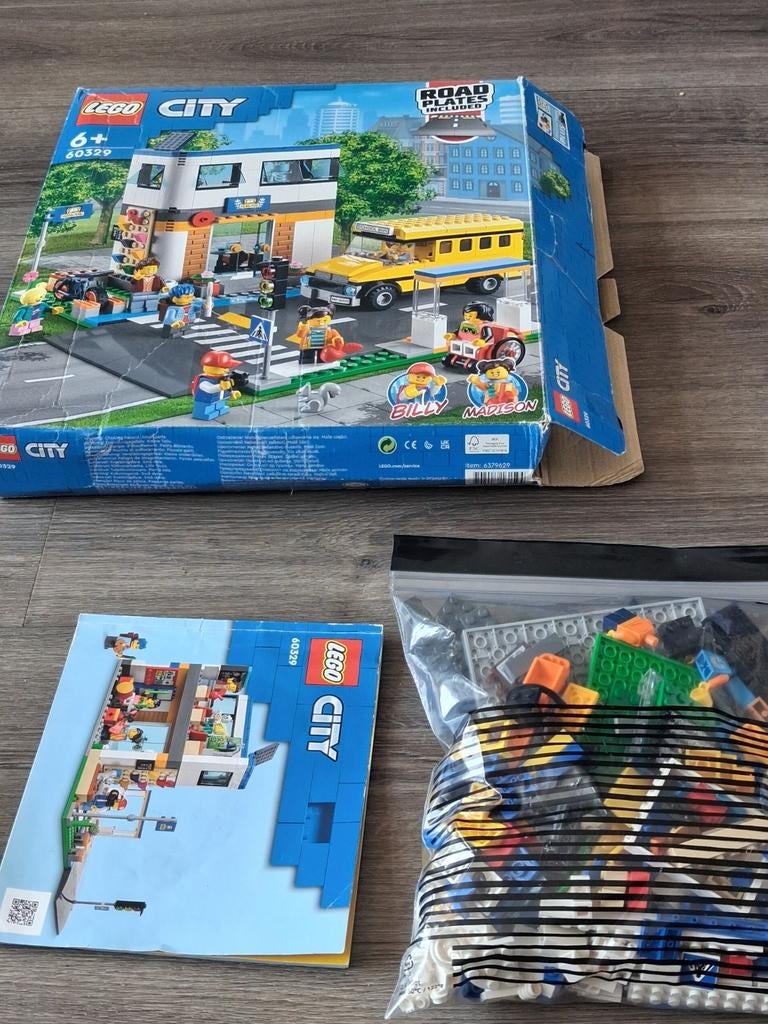 LEGO City 60329 Stadsleven met schoolbus en figuren, Kinderen en Baby's, Speelgoed | Duplo en Lego, Ophalen, City, Lego, Zo goed als nieuw