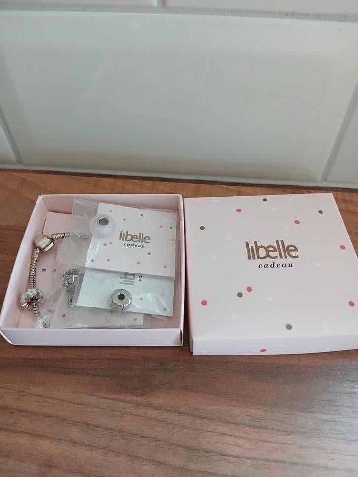 Leuk Armbandje met 4 bedels. Libelle, Overige materialen, Nieuw, Ophalen of Verzenden, Met bedels of kralen