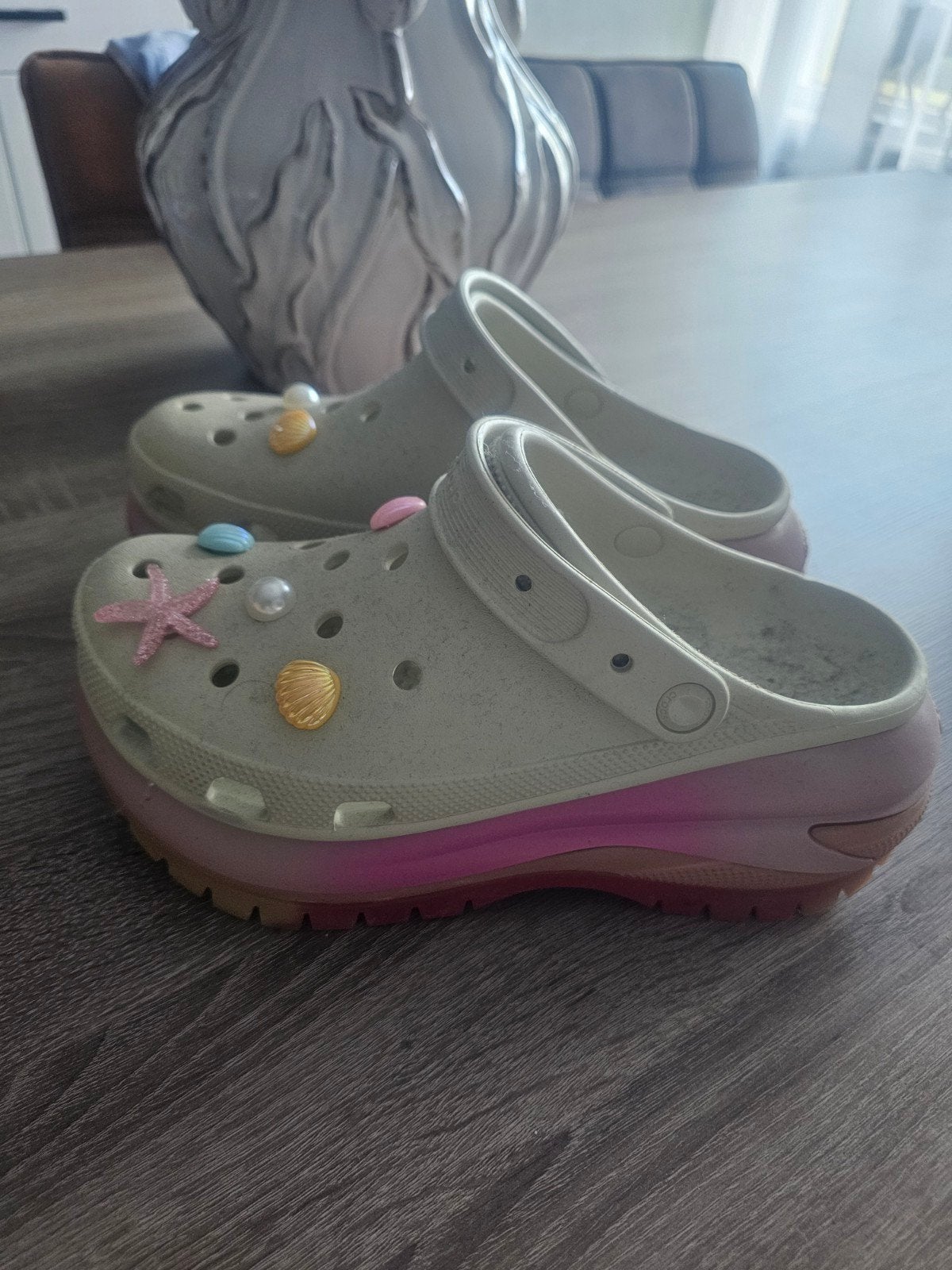 Crocs Maat 41/42 met Leuke Zeedecoraties, Kleding | Dames, Schoenen, Slippers, Ophalen of Verzenden, Crocs, Grijs