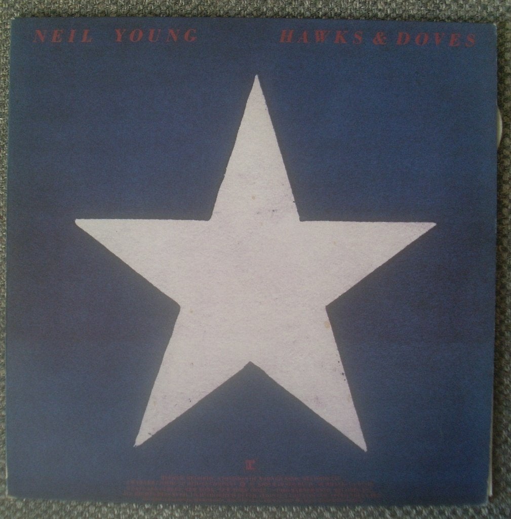 Neil Young - Hawks & Doves (LP), LP, Singer-songwriter, Ophalen of Verzenden, Zo goed als nieuw