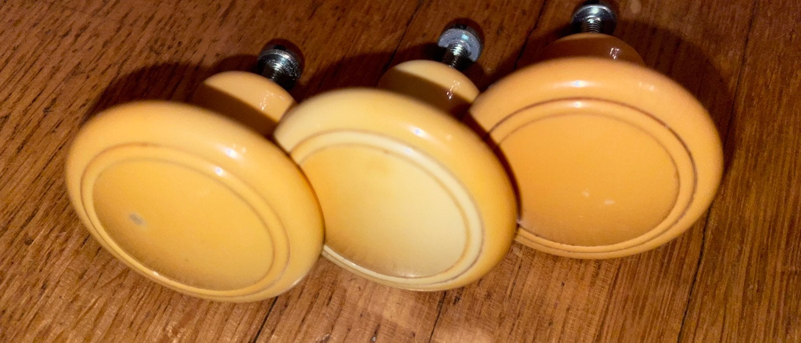 Gele plastic ladeknoppen 3,3 cm diameter 2,4 cm diep knoppen, Huis en Inrichting, Ophalen of Verzenden