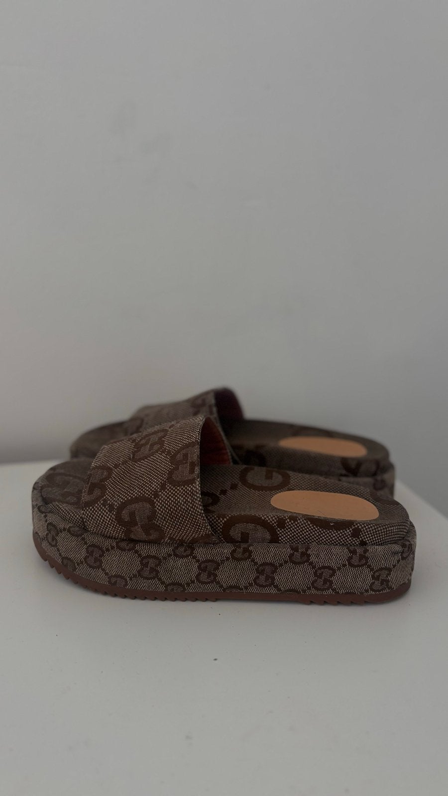 Leuke en comfortabele slippers, Ophalen of Verzenden, Gedragen, Bruin, Slippers