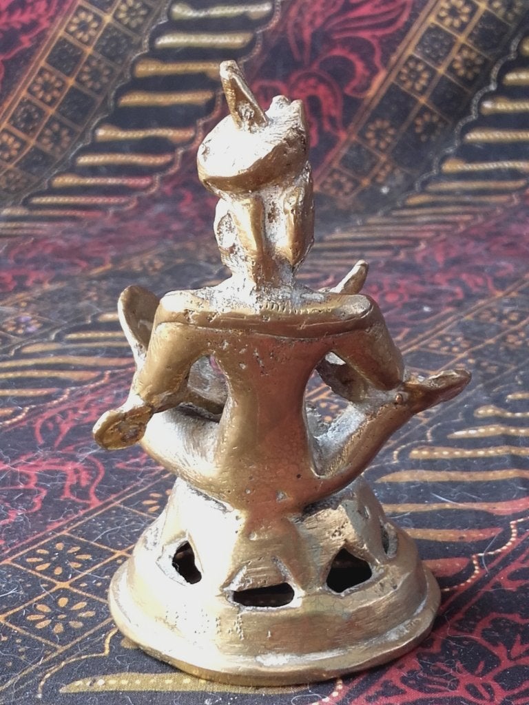 Mooi oud brons beeldje uit Tibet van een muzikant 9 cm., Tibet, Goud, Handgemaakt, Ophalen of Verzenden