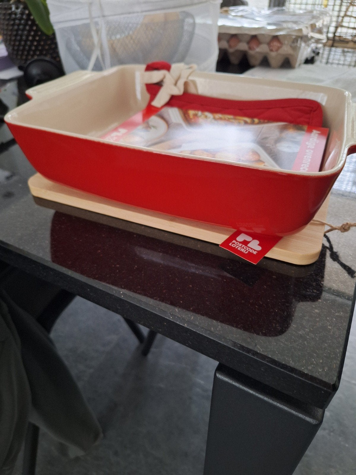 Nieuwe rode ovenschaal met houten onderzetter, Ophalen, Overige typen, Nieuw, Steen/keramiek