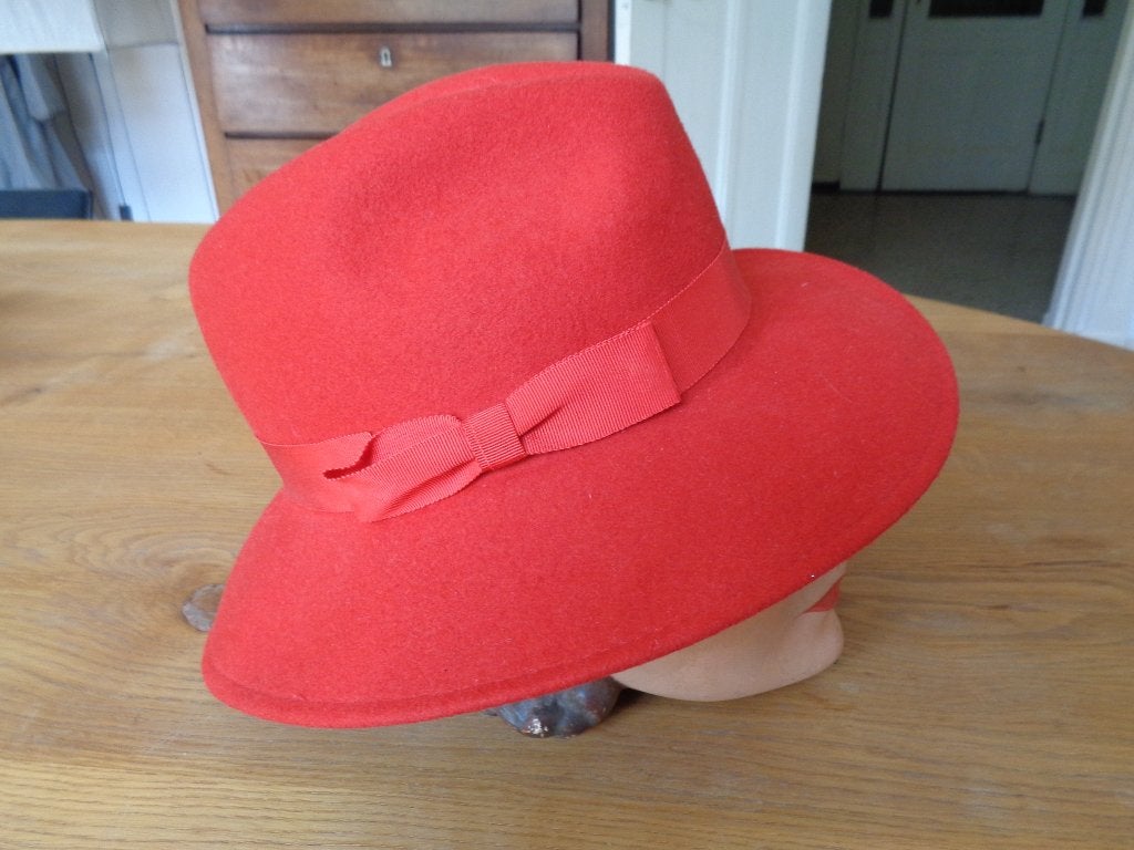 Rode dames hoed:mt 56/57 (NIEUW), 56 of 57 cm (M, 7 of 7⅛ inch), Hoed, Nieuw, Ophalen of Verzenden