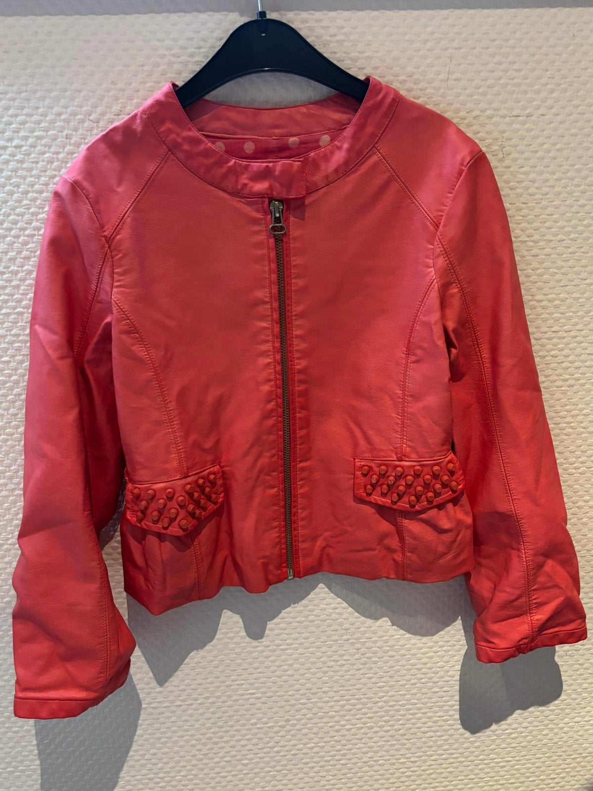 Monnalisa lederlook jasje met noppen 8 jaar, Kinderen en Baby's, Ophalen of Verzenden, Zo goed als nieuw, Meisje, Jas