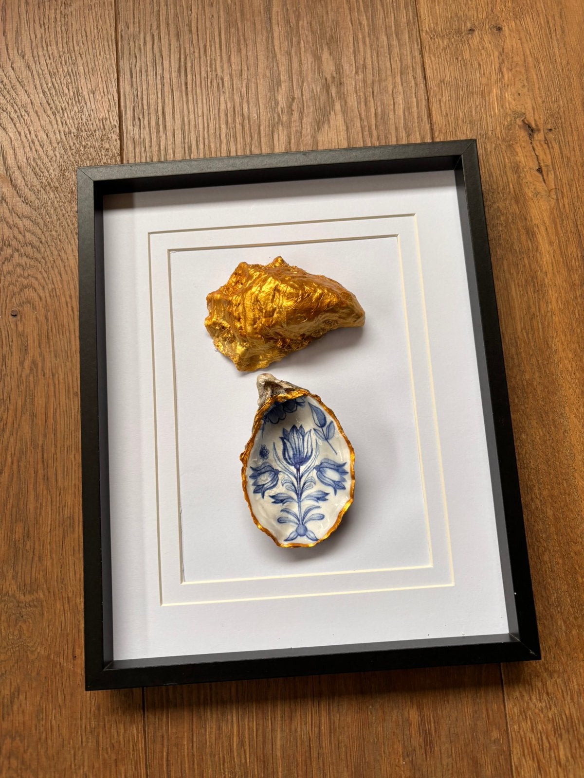 Oester in lijst Delfsblauw  20 bij 25 cm, zwarte lijst, Minder dan 50 cm, Nieuw, Ophalen of Verzenden, Minder dan 50 cm