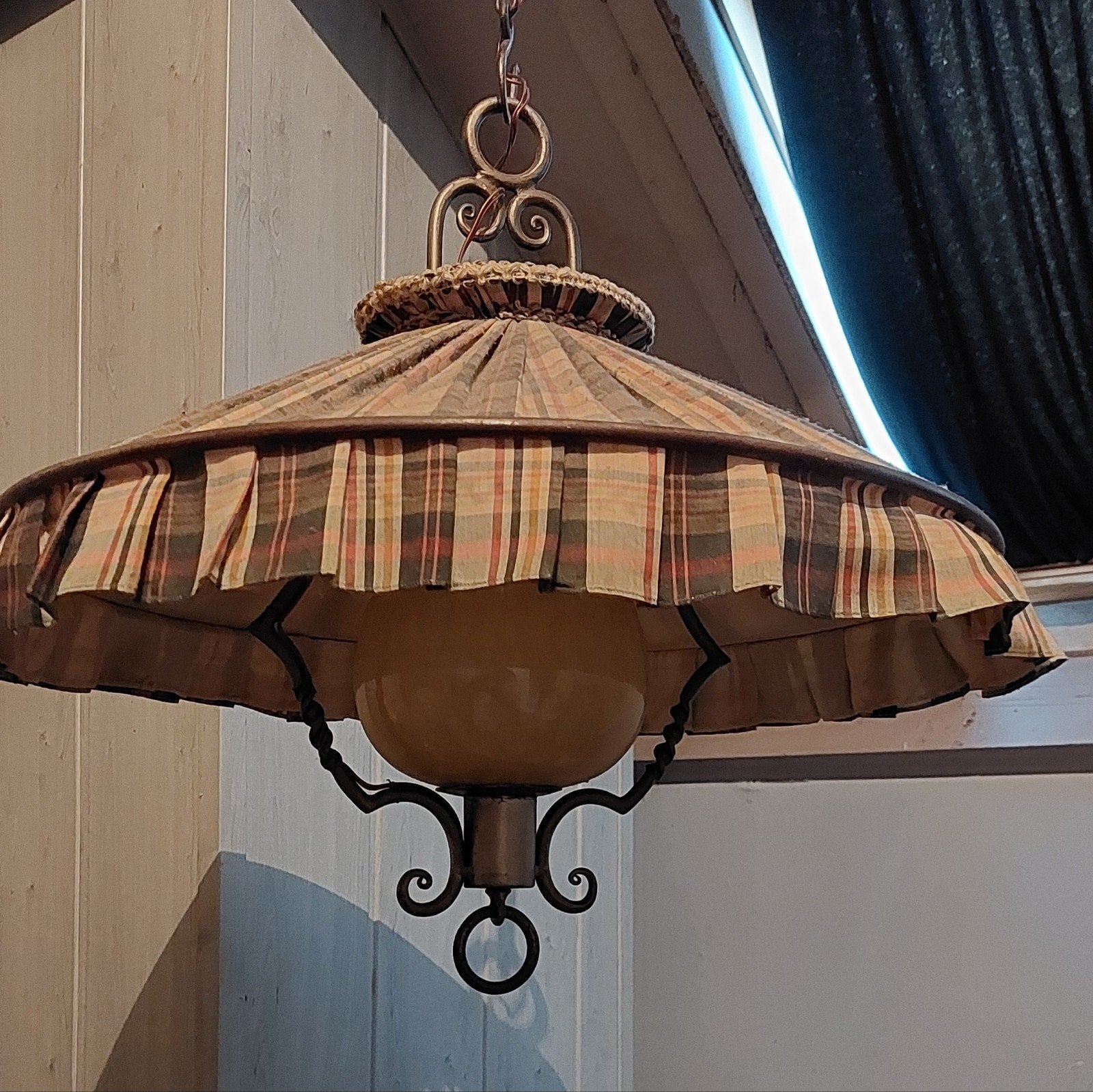Vintage hanglamp met stoffen kap en glazen bol, Ophalen, Gebruikt, Vintage, Klassiek, E27 (groot)