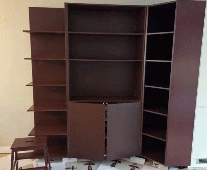 Moderne burgundy boekenkast met opbergruimte, Ophalen, 25 tot 50 cm