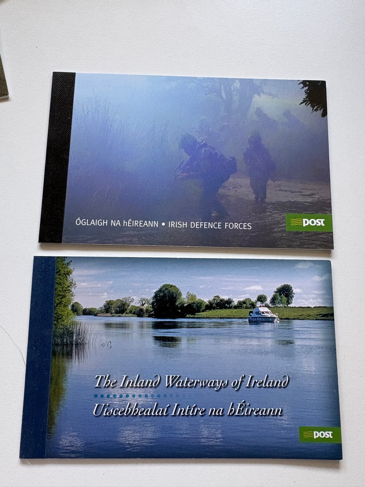 Ierse postzegelboekjes: Inland Waterways & Defence Forces, Ophalen of Verzenden, Ierland, Postfris