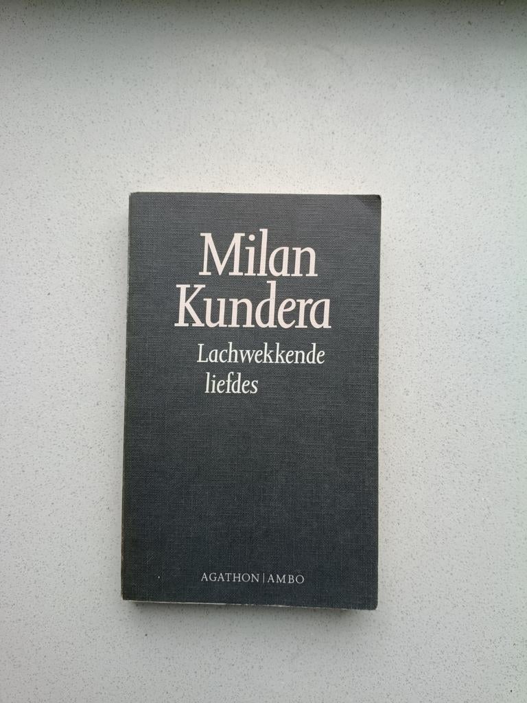 Lachwekkende Liefdes - Milan Kundera, Ophalen of Verzenden, Gelezen