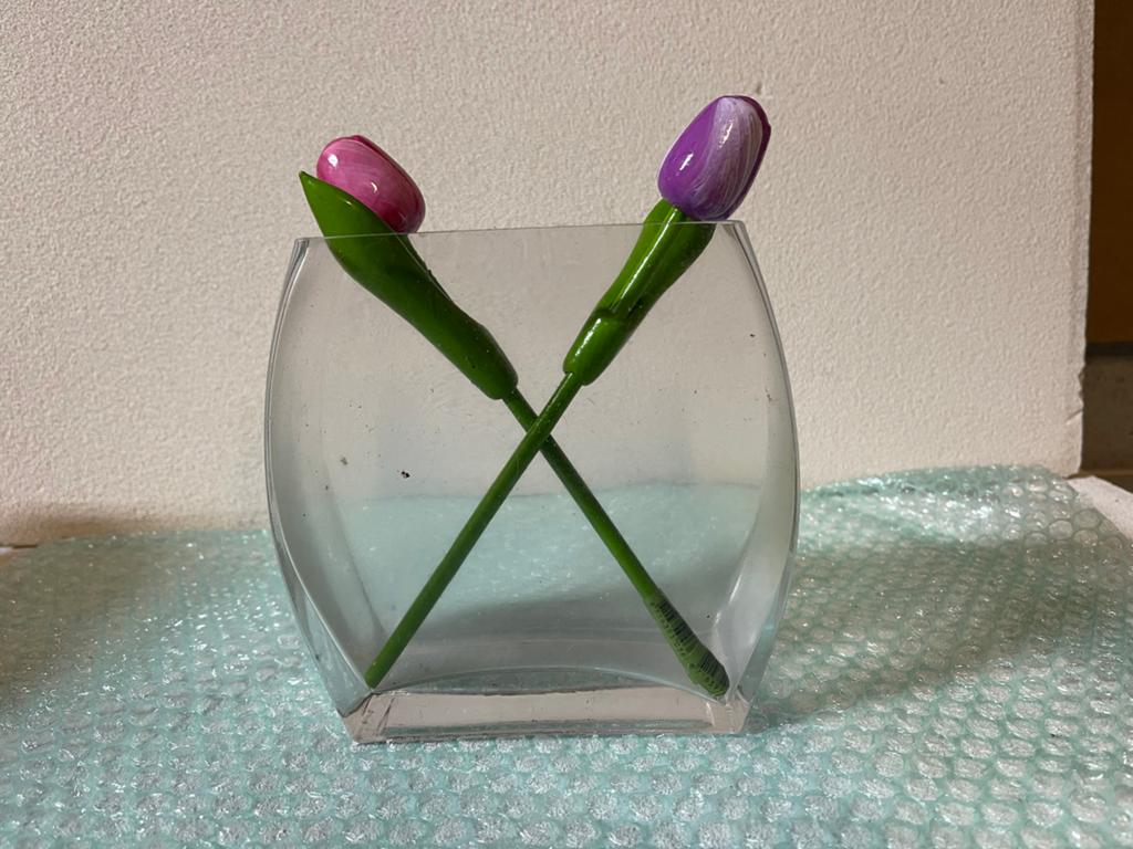 Glazen vaas met twee decoratieve tulpen, Ophalen of Verzenden, Gebruikt, Overige kleuren, Glas