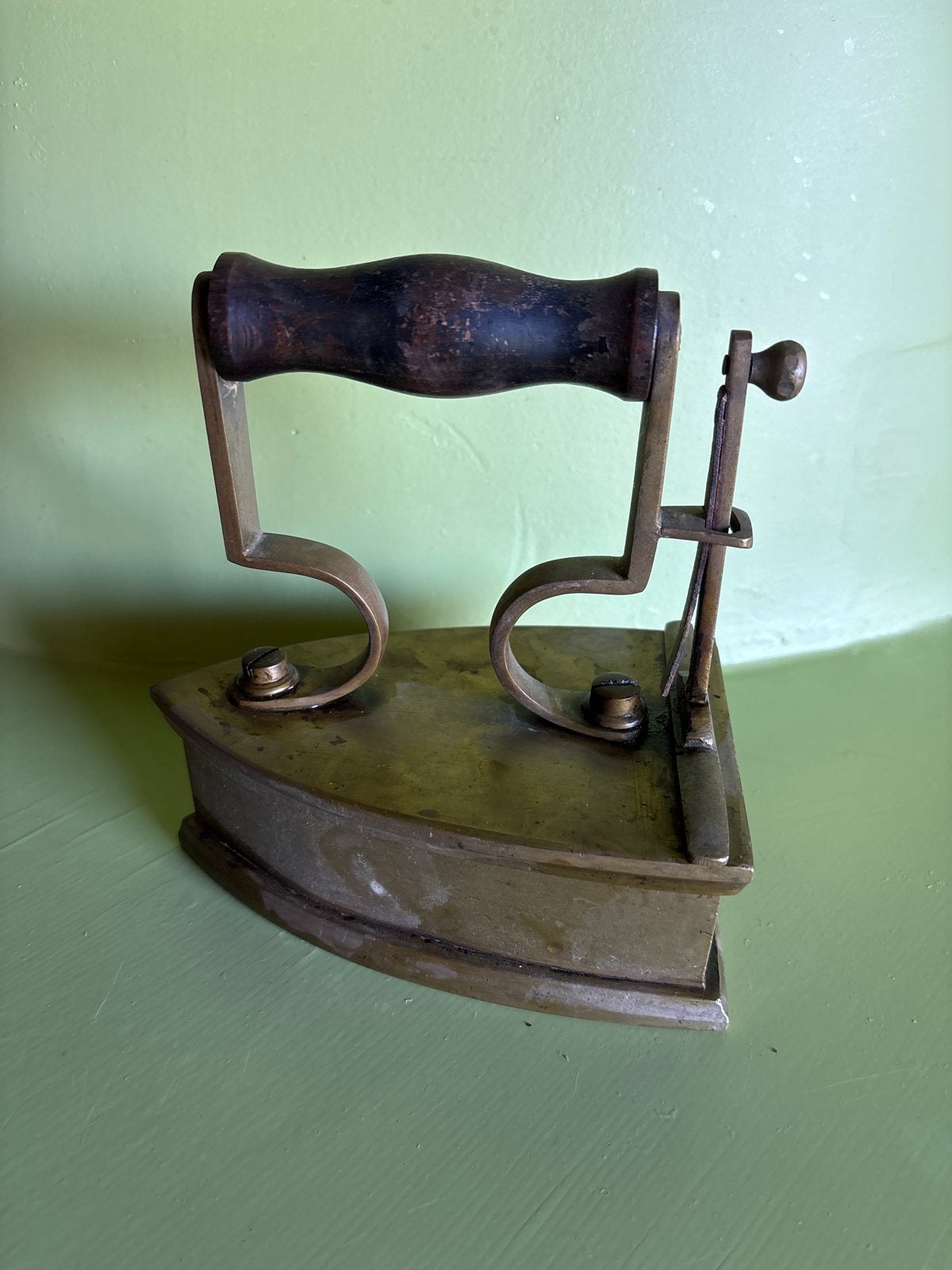Antiek messing strijkijzer met houten handvat, Ophalen of Verzenden