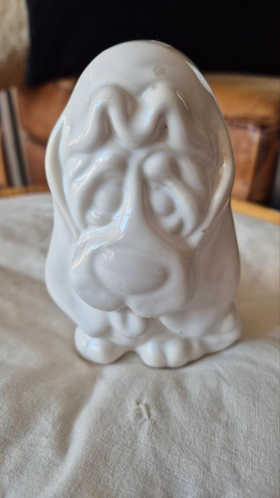 Vintage wit keramieken hondenbeeldje Basset Hound Droopy, Ophalen of Verzenden, Gebruikt, Dier