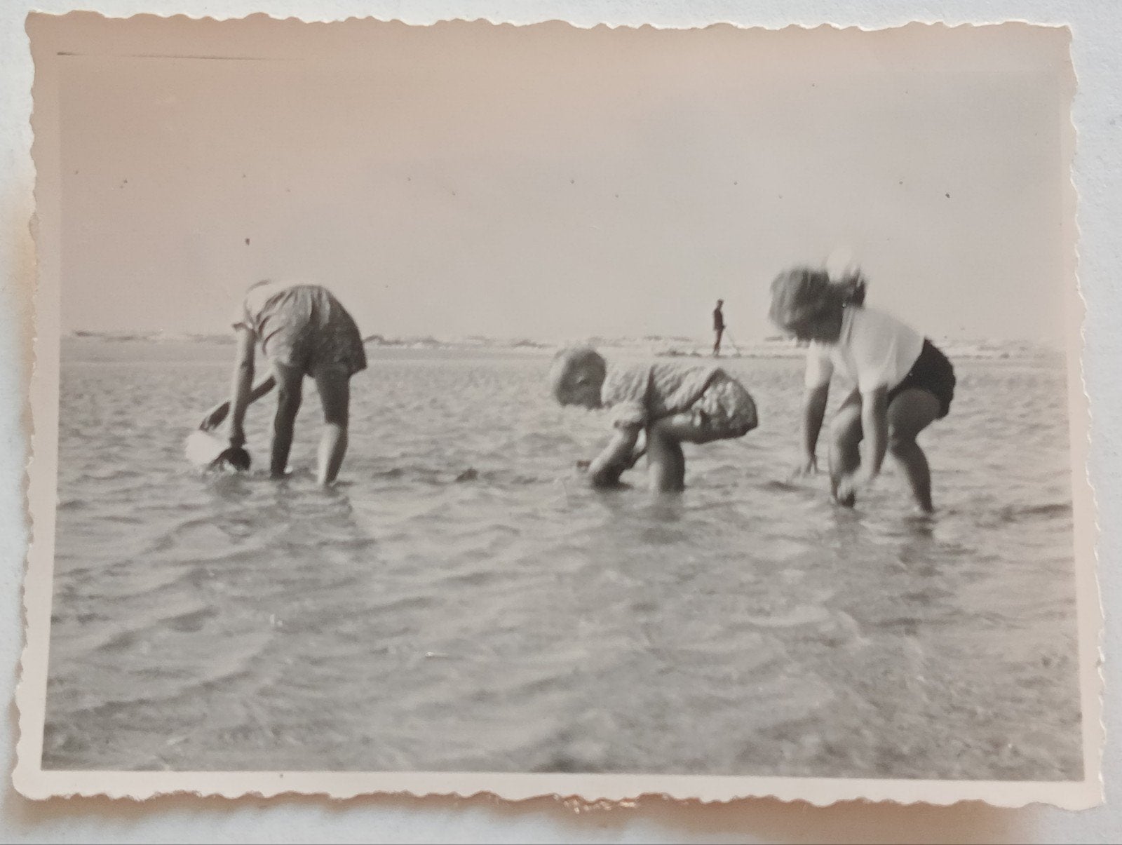 Kinderen op een strand jaren 40-50, Verzamelen, Ophalen of Verzenden, 1940 tot 1960, Gebruikt, Kind