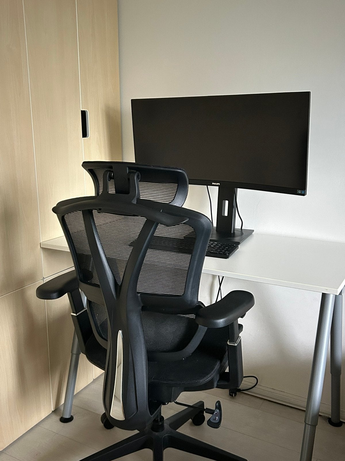 Ergo chair + table + monitor + keyboard + mouse, Ophalen, Zo goed als nieuw, Zwart