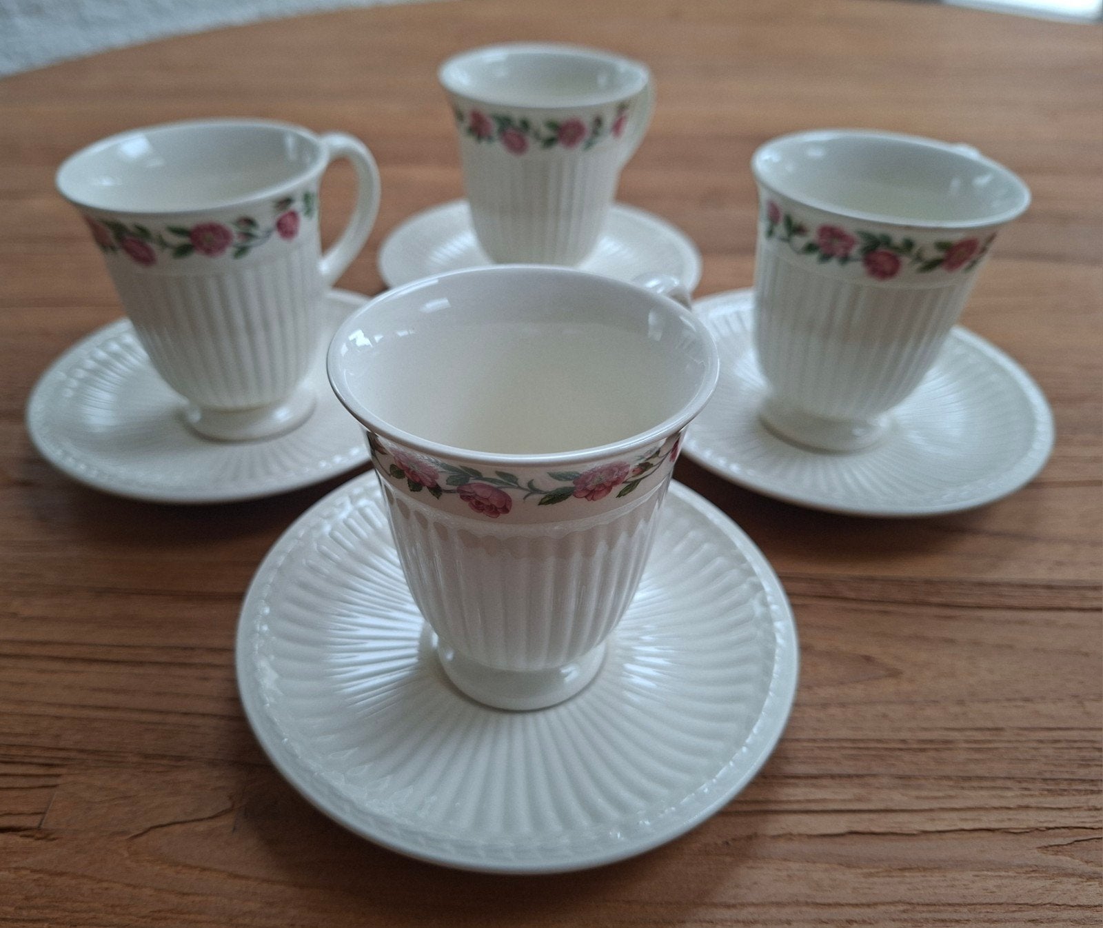 Wedgwood Rosalind kop en schotel set (4 stuks) Koopje, Klassiek, Ophalen of Verzenden, Zo goed als nieuw, Kop(pen) en/of Schotel(s)