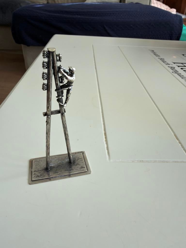 zilveren / zilver miniatuur : telefoonpaal met monteur, Ophalen of Verzenden, Zilver
