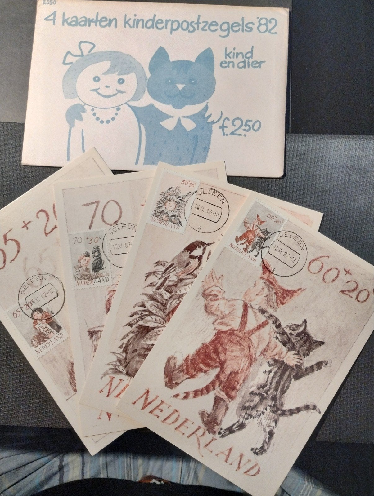 4 Kaarten Kinderpostzegels kind en dier uit 1982., Postzegels en Munten, Ophalen of Verzenden