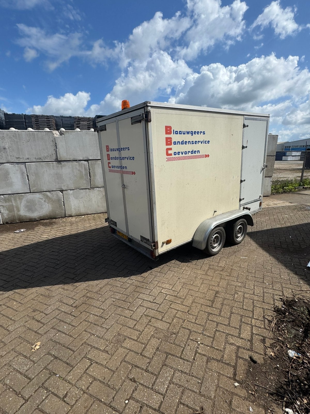 gesloten aanhangwagen Geremd met kenteken, Ophalen, Zo goed als nieuw