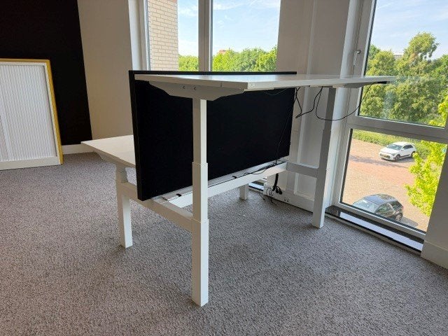 Foto 21 van Elektrische zit-sta duo-bureau met kabelgoot, verdeler, 21st