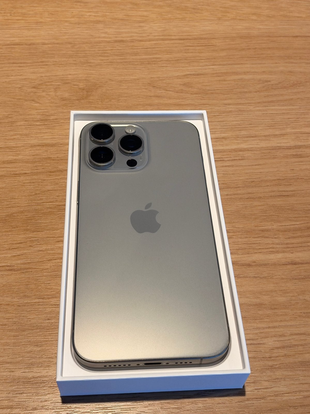 Foto 3 van iPhone 15 Pro Max 256GB Natural Titanium - Zo goed als nieuw