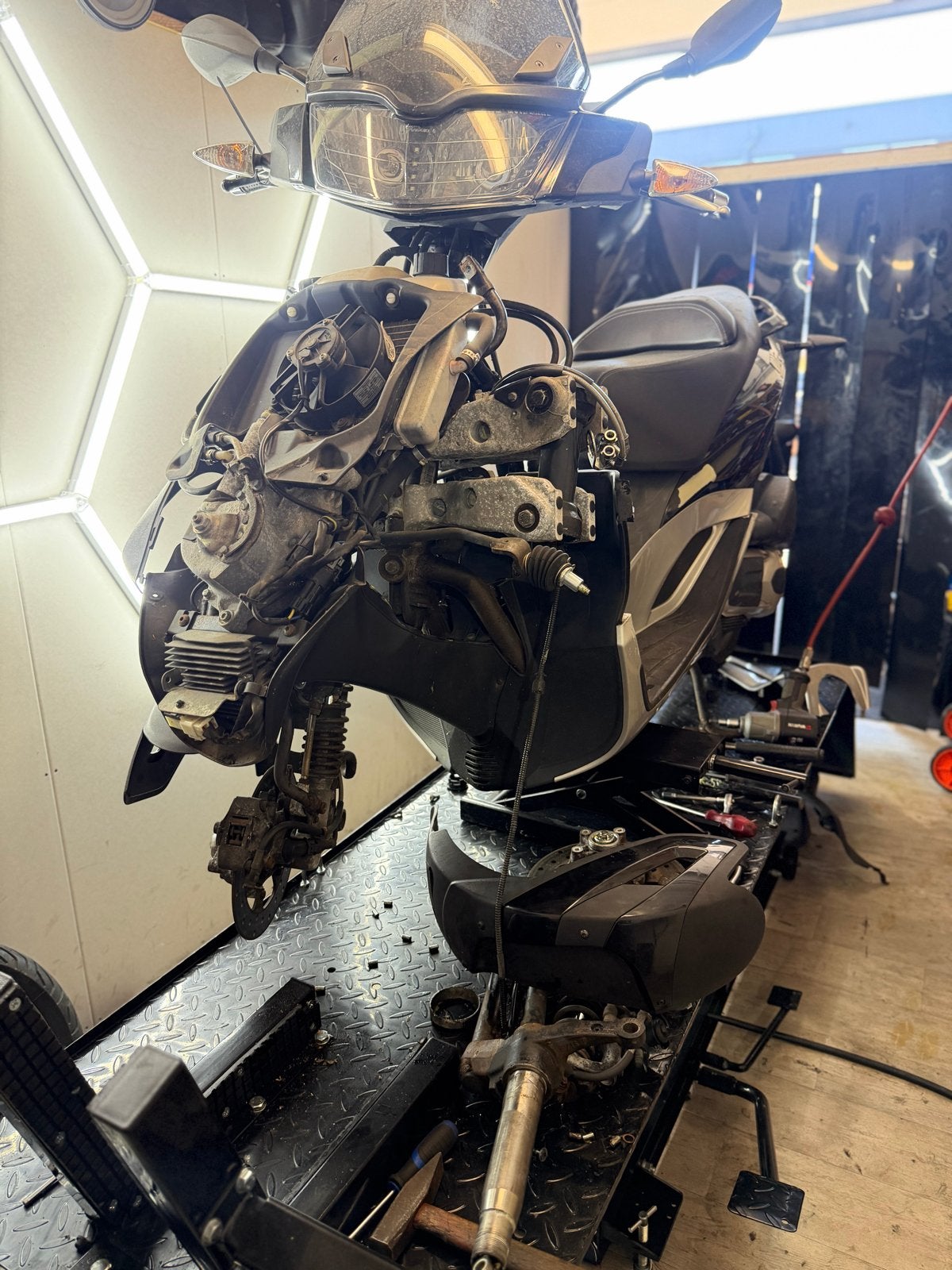 Piaggio MP3 balhoofd lagers vervangen - 350,- euro, Ophalen