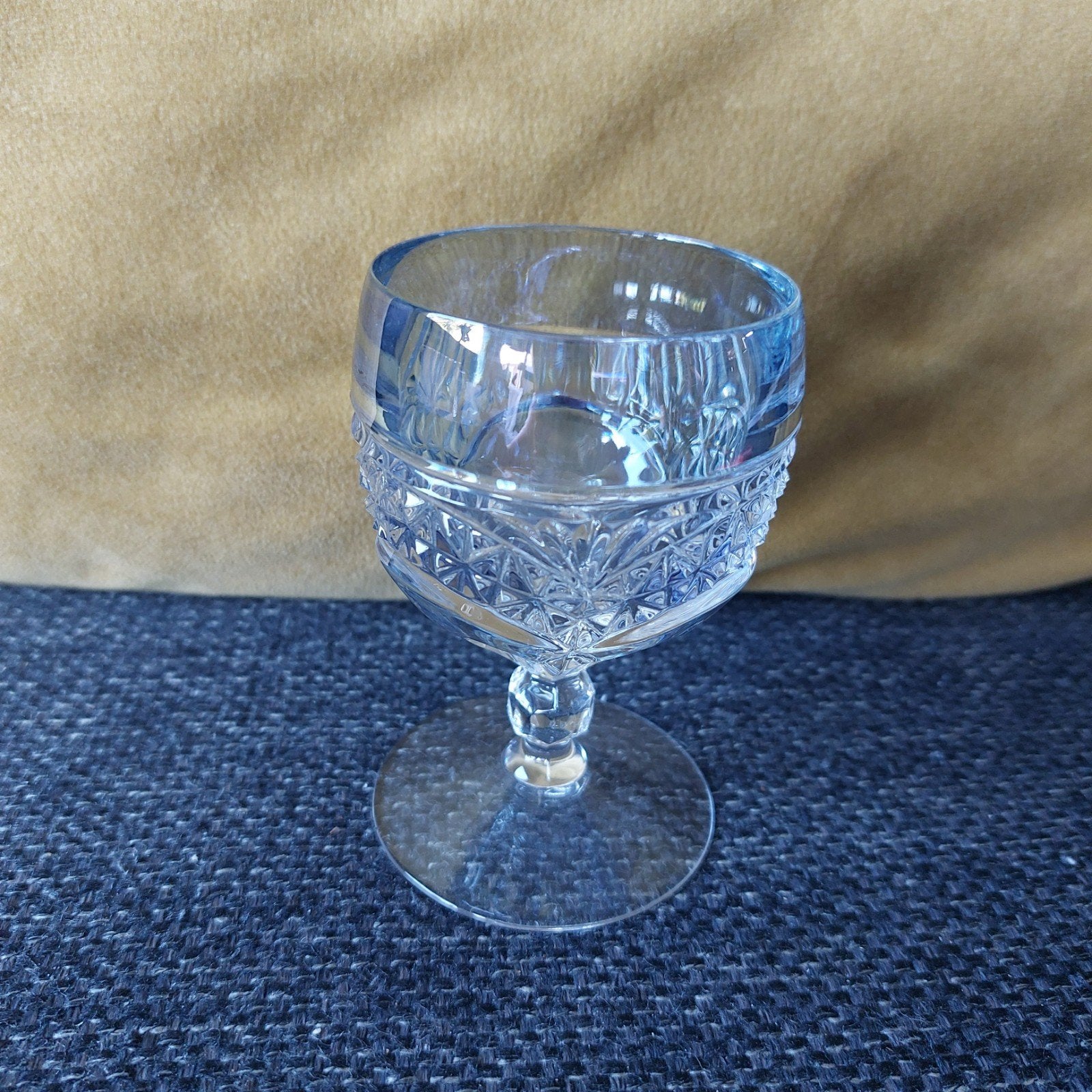 Vintage blauw kristallen wijnglas met geslepen patroon, Antiek en Kunst, Ophalen of Verzenden