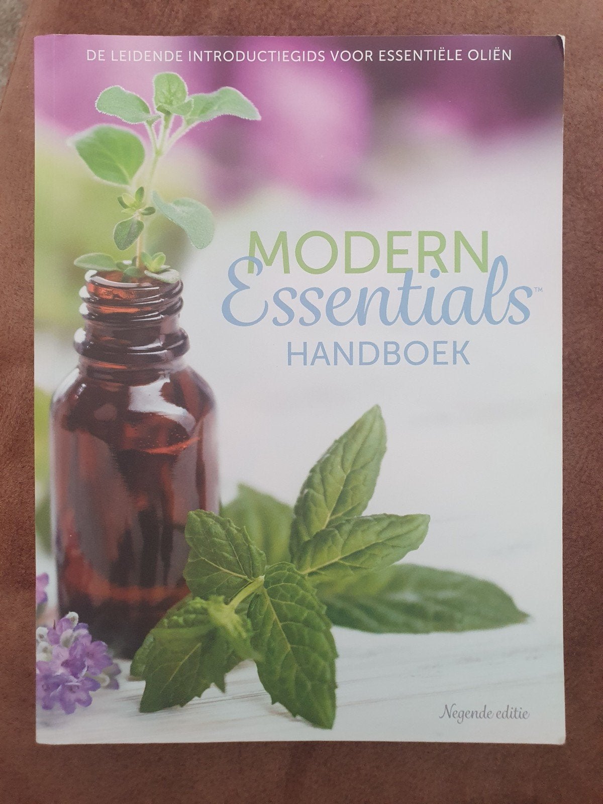 Modern Essentials Handboek - Negende Editie (doTERRA), Ophalen of Verzenden, Gelezen, Kruiden en Alternatief