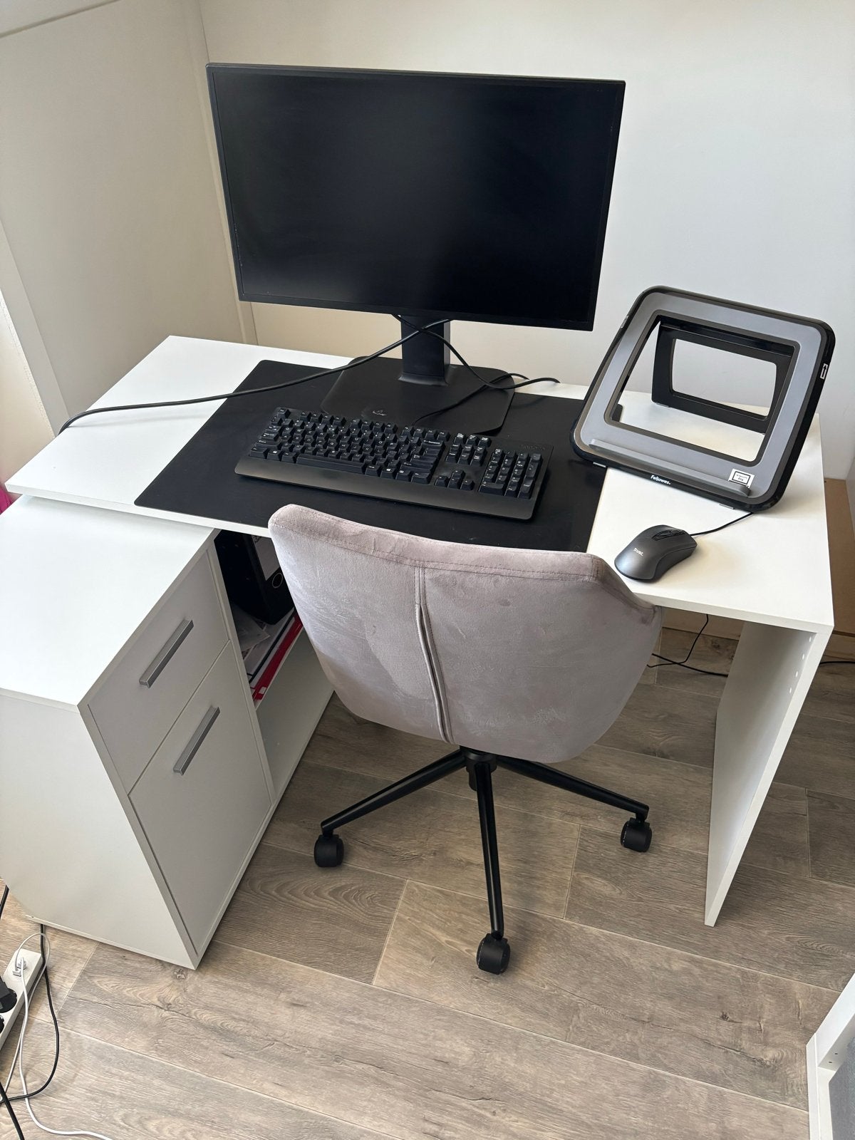Complete Hoekbureau Set: Bureau, Stoel, Monitor & Accessoire, Ophalen, Gebruikt, Met lades, Spaanplaat of MDF
